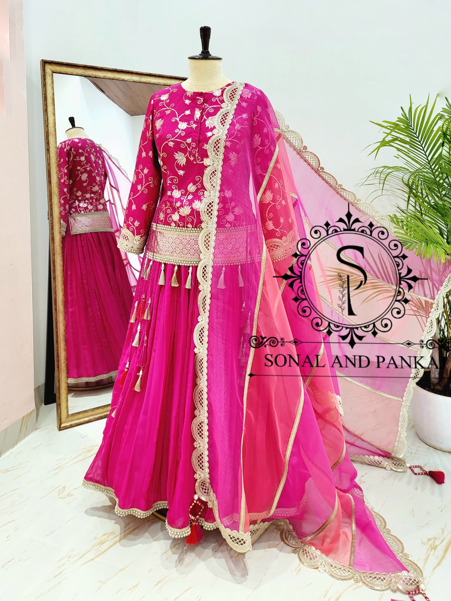 Blouse Bandhej faite à la main avec organza Duppatta et Chandri Jaal Lehenga - LH01202