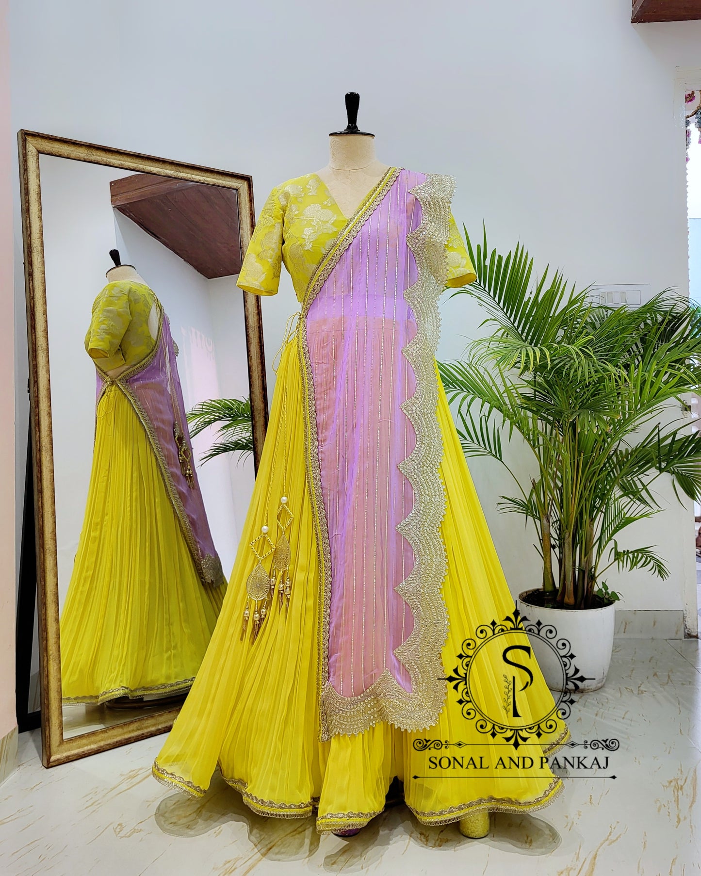 Blouse Bandhej faite à la main avec organza Duppatta et Chandri Jaal Lehenga - LH01202