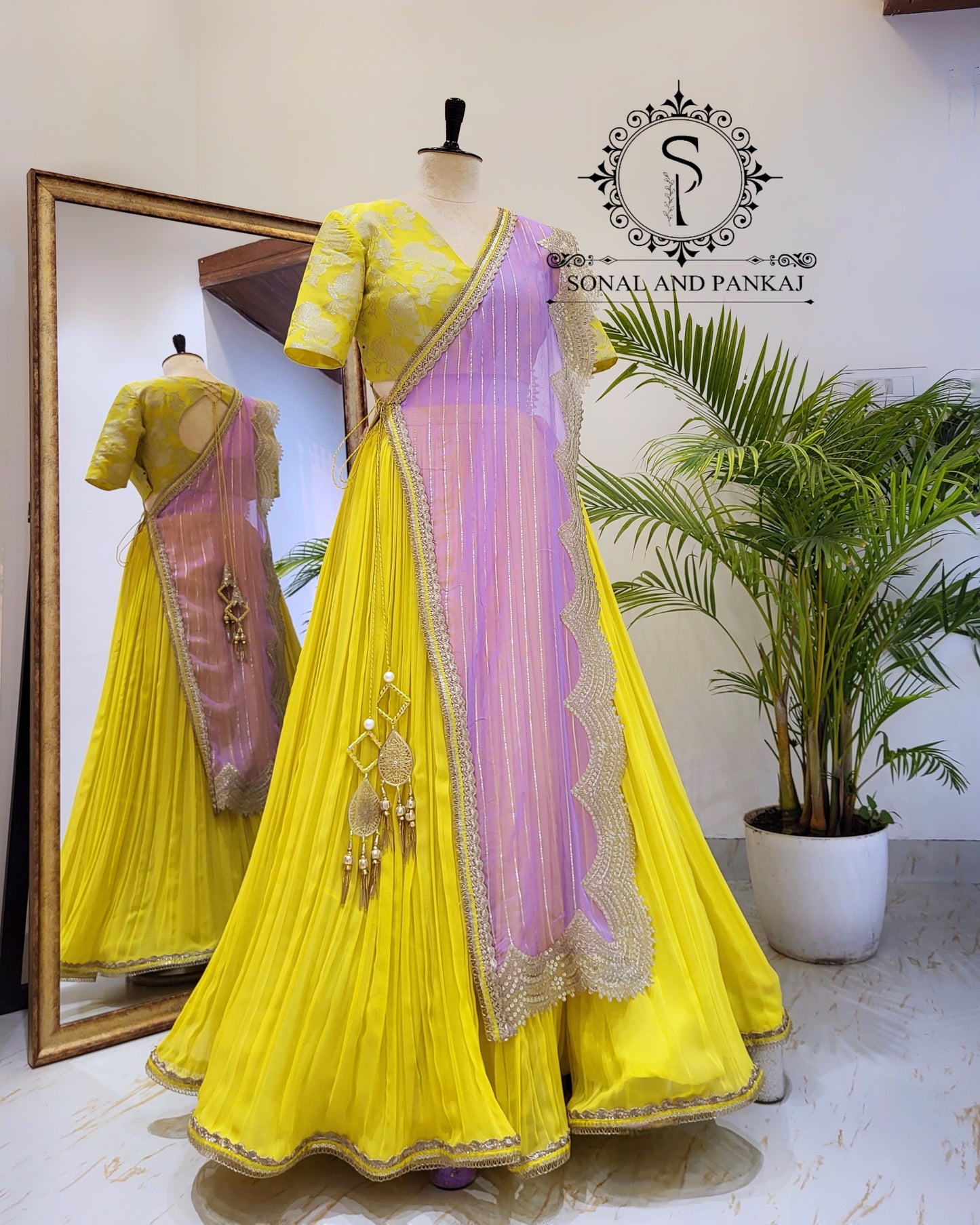 Blouse Bandhej faite à la main avec organza Duppatta et Chandri Jaal Lehenga - LH01202