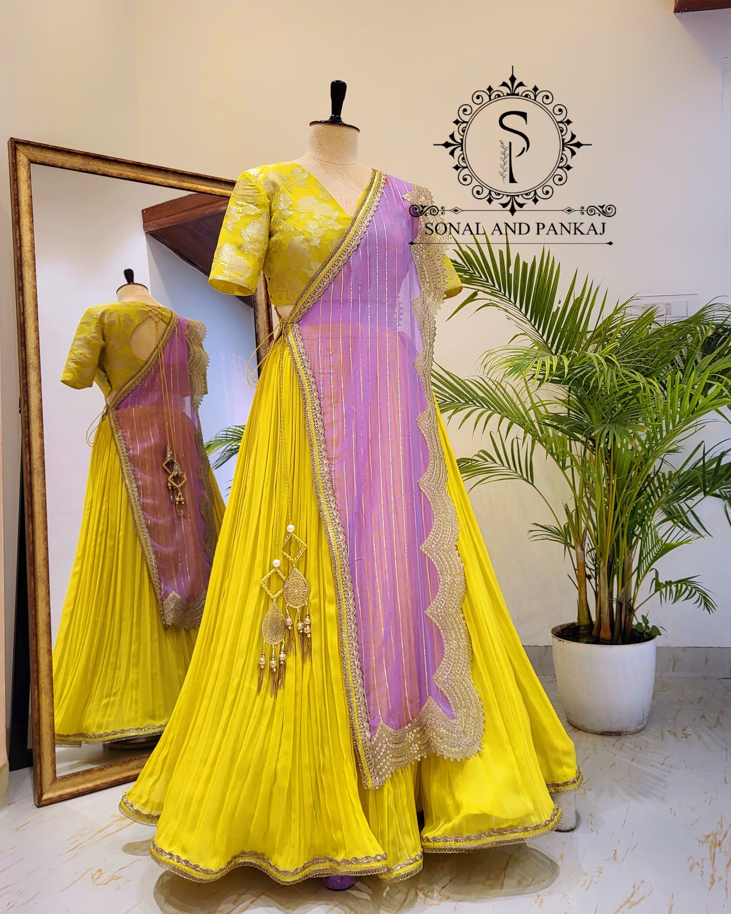 Blouse Bandhej faite à la main avec organza Duppatta et Chandri Jaal Lehenga - LH01202