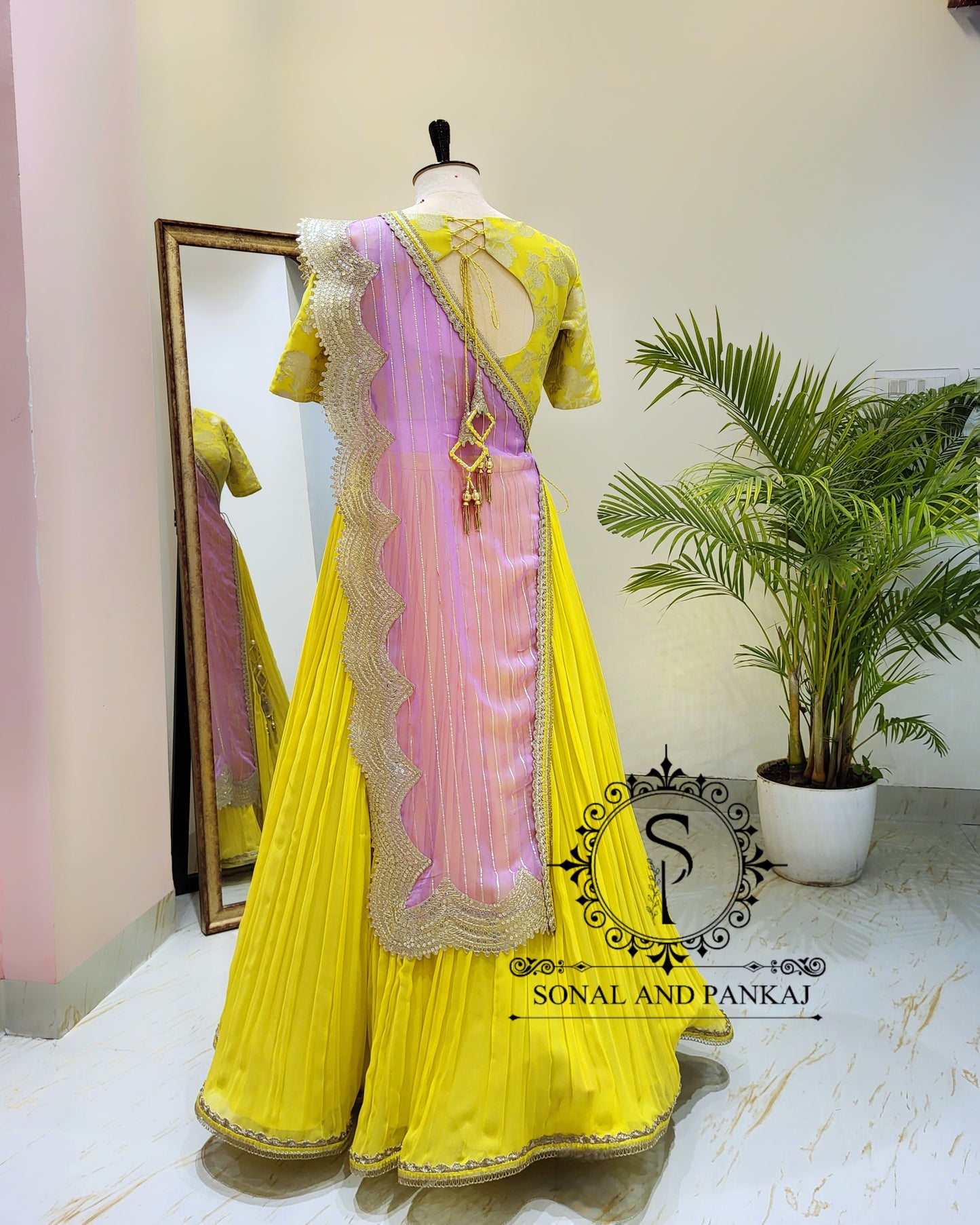 Blouse Bandhej faite à la main avec organza Duppatta et Chandri Jaal Lehenga - LH01202