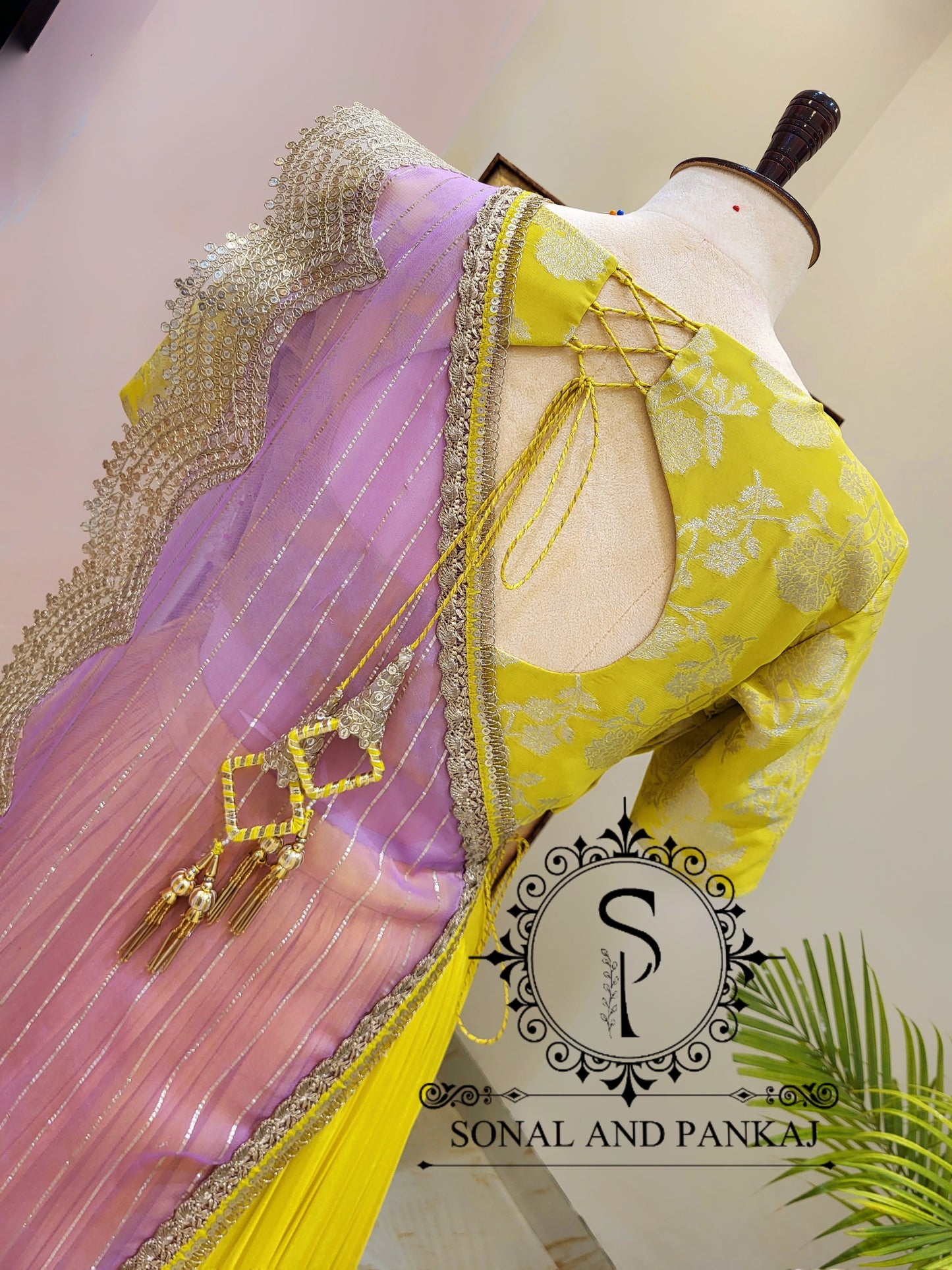 Blouse Bandhej faite à la main avec organza Duppatta et Chandri Jaal Lehenga - LH01202