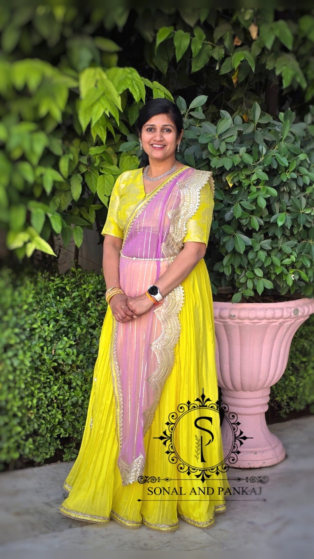 Blouse Bandhej faite à la main avec organza Duppatta et Chandri Jaal Lehenga - LH01202