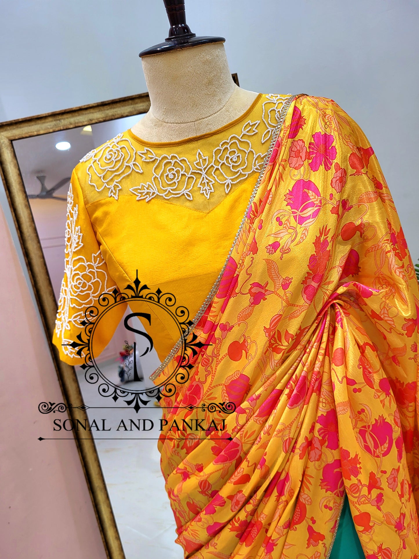 Chemisier brodé à la main bleu paon - BL01037