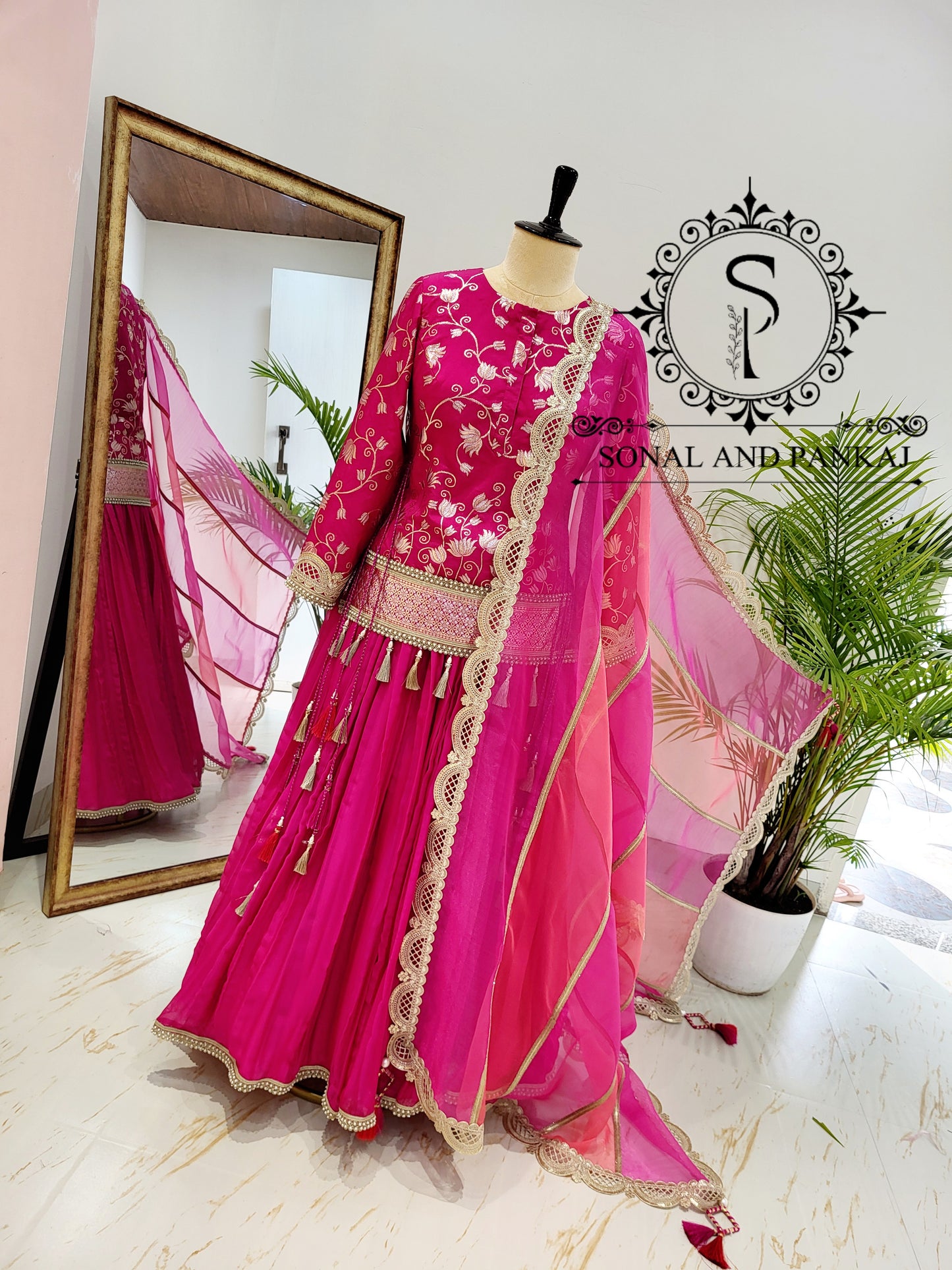 Blouse Bandhej faite à la main avec organza Duppatta et Chandri Jaal Lehenga - LH01202