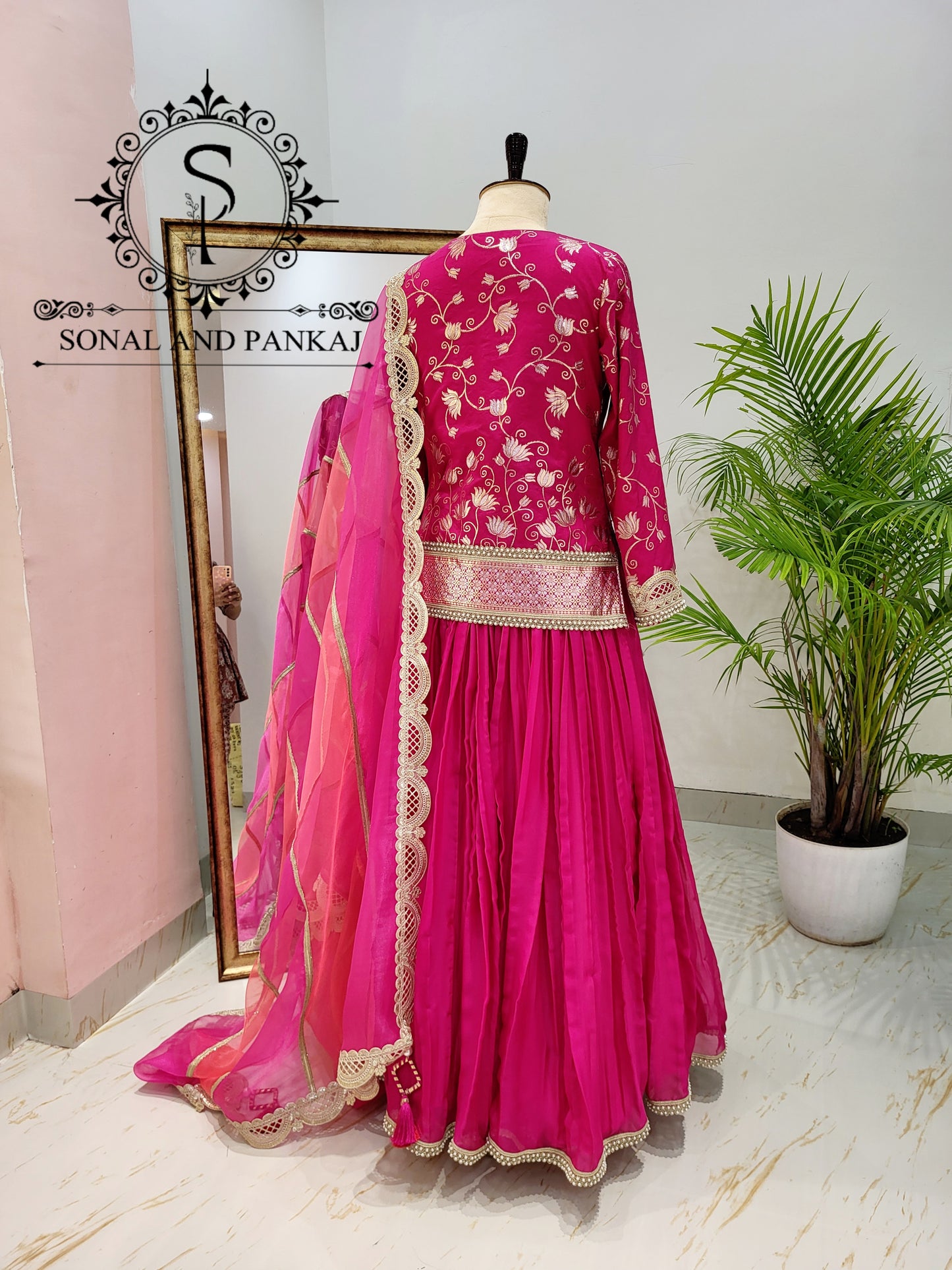 Blouse Bandhej faite à la main avec organza Duppatta et Chandri Jaal Lehenga - LH01202