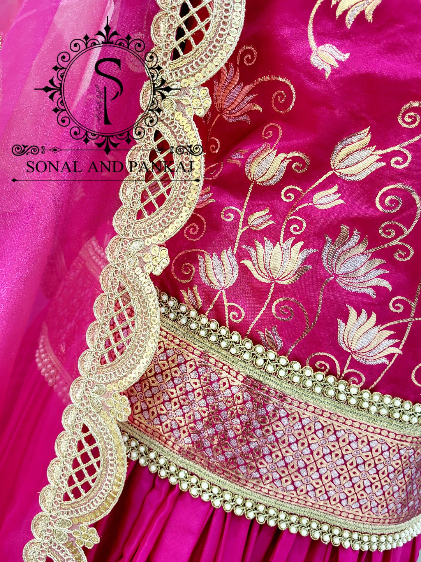 Blouse Bandhej faite à la main avec organza Duppatta et Chandri Jaal Lehenga - LH01202
