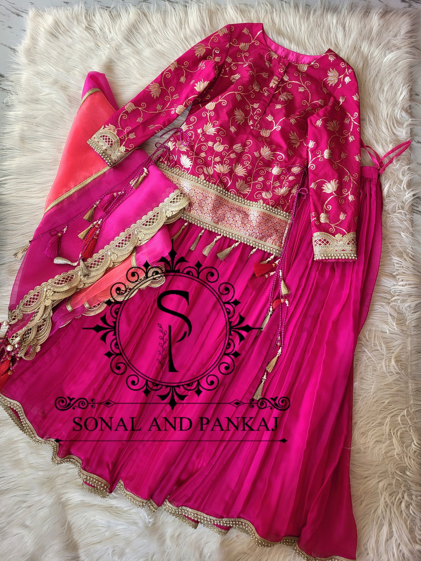 Blouse Bandhej faite à la main avec organza Duppatta et Chandri Jaal Lehenga - LH01202