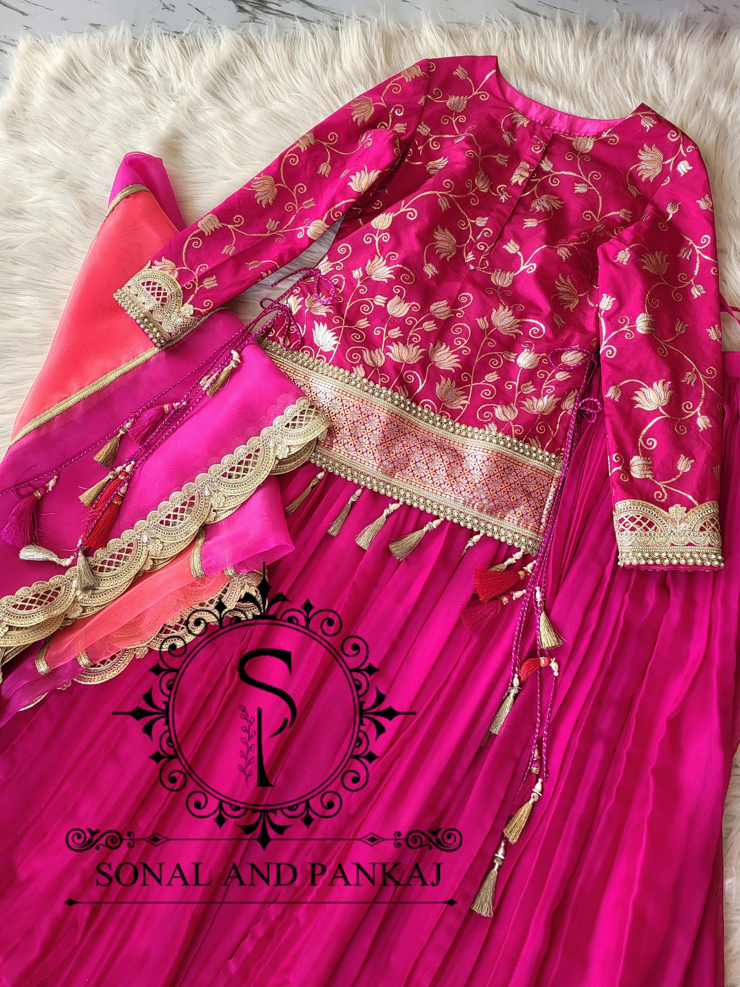Blouse Bandhej faite à la main avec organza Duppatta et Chandri Jaal Lehenga - LH01202