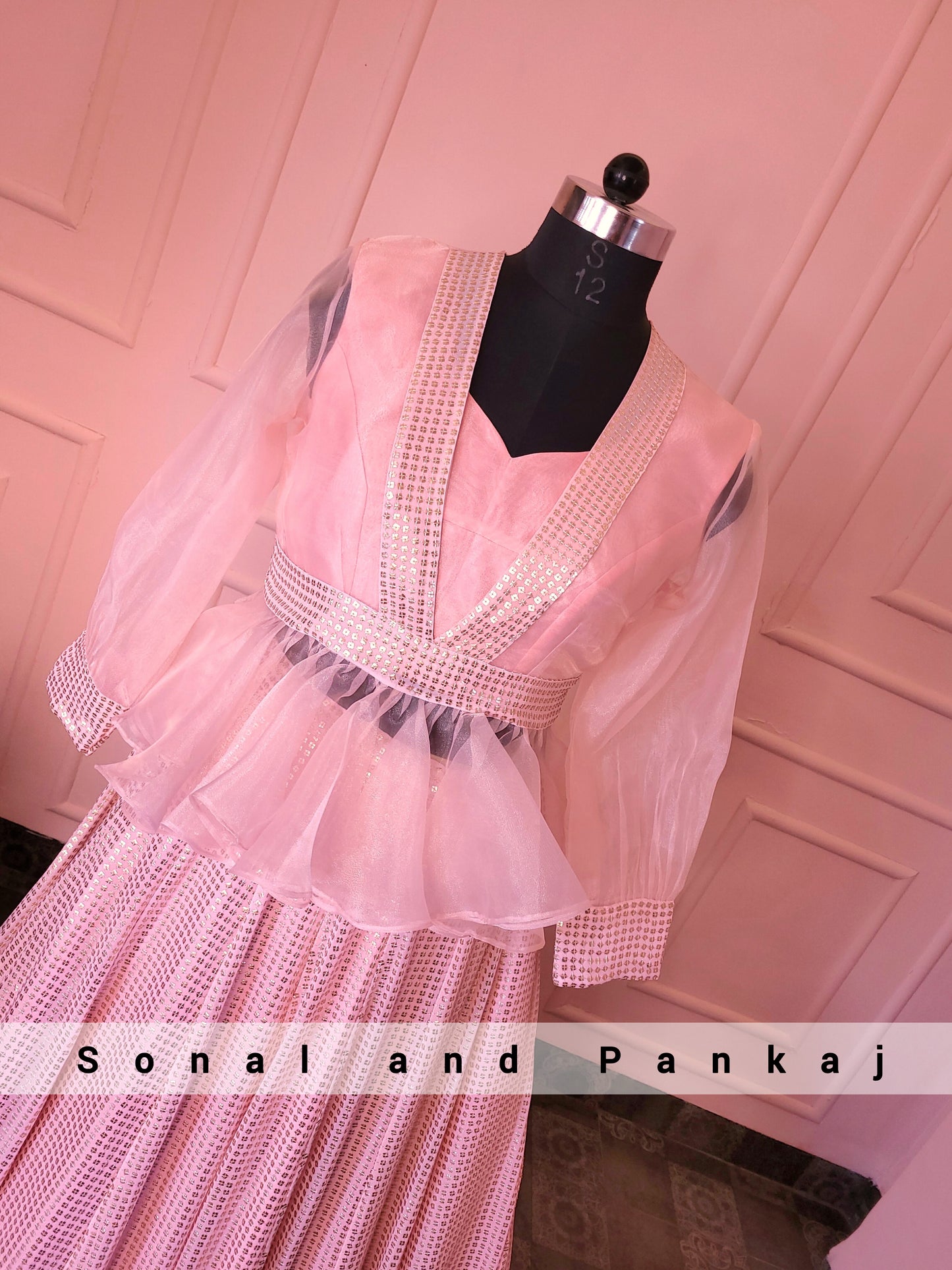 Blouse pêche de créateur avec paillettes Lehenga - LH00994