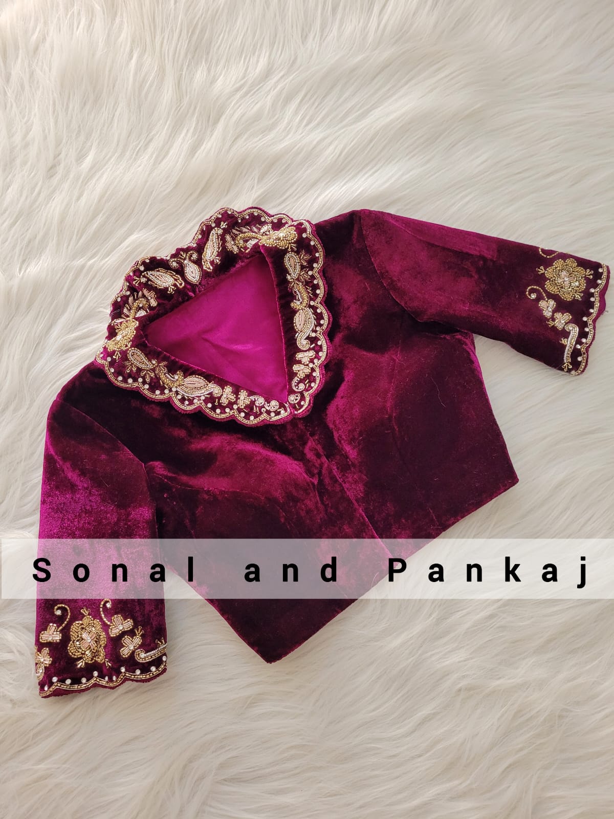 Blouse brodée à la main en velours couleur vin - BL000840