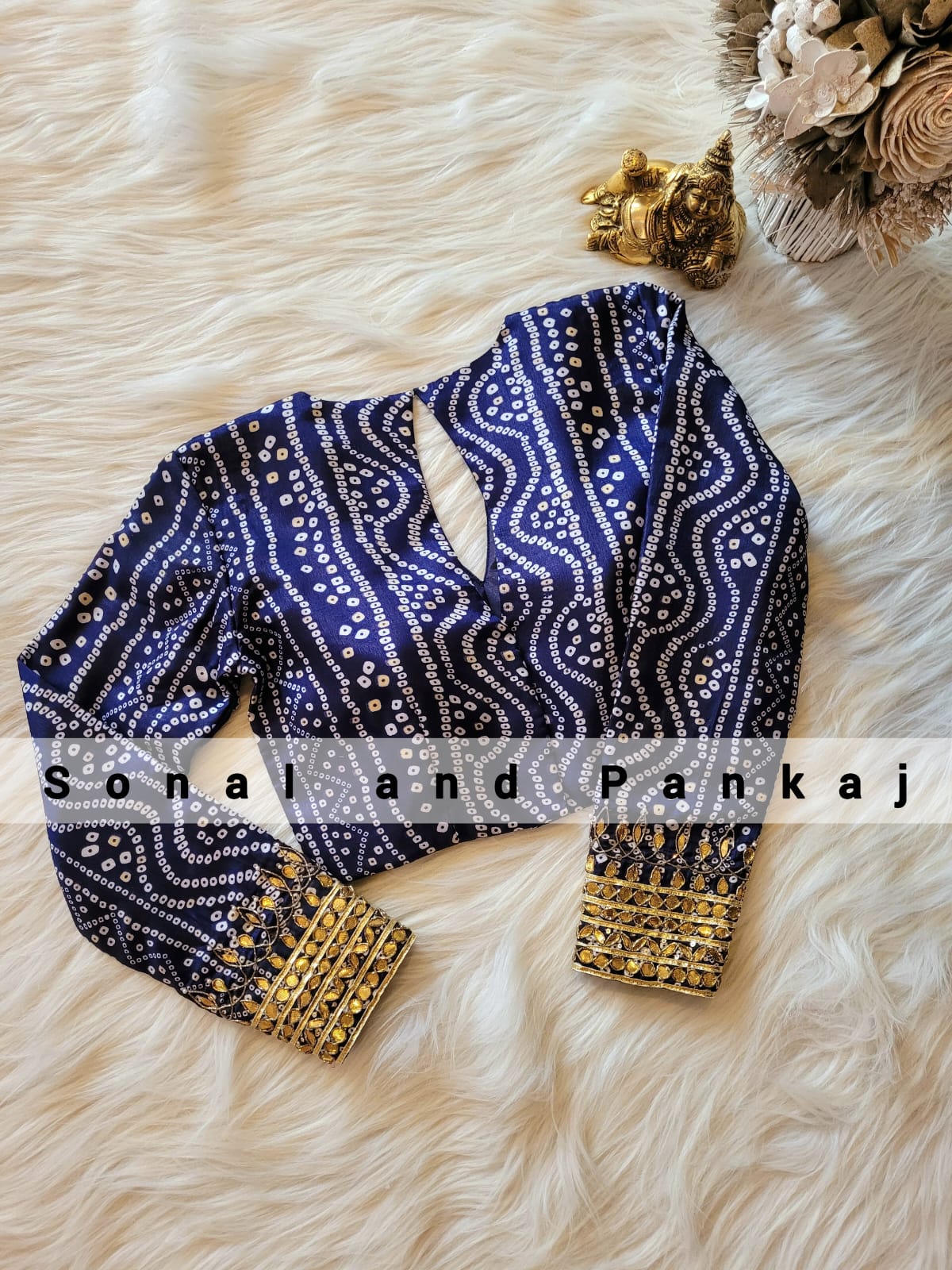 Blouse brodée à la main Bandhani Gotta Patti bleu marine - BL01045