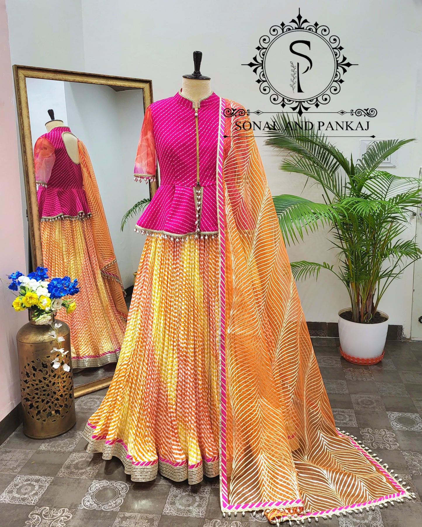 Blouse Bandhej faite à la main avec organza Duppatta et Chandri Jaal Lehenga - LH01202