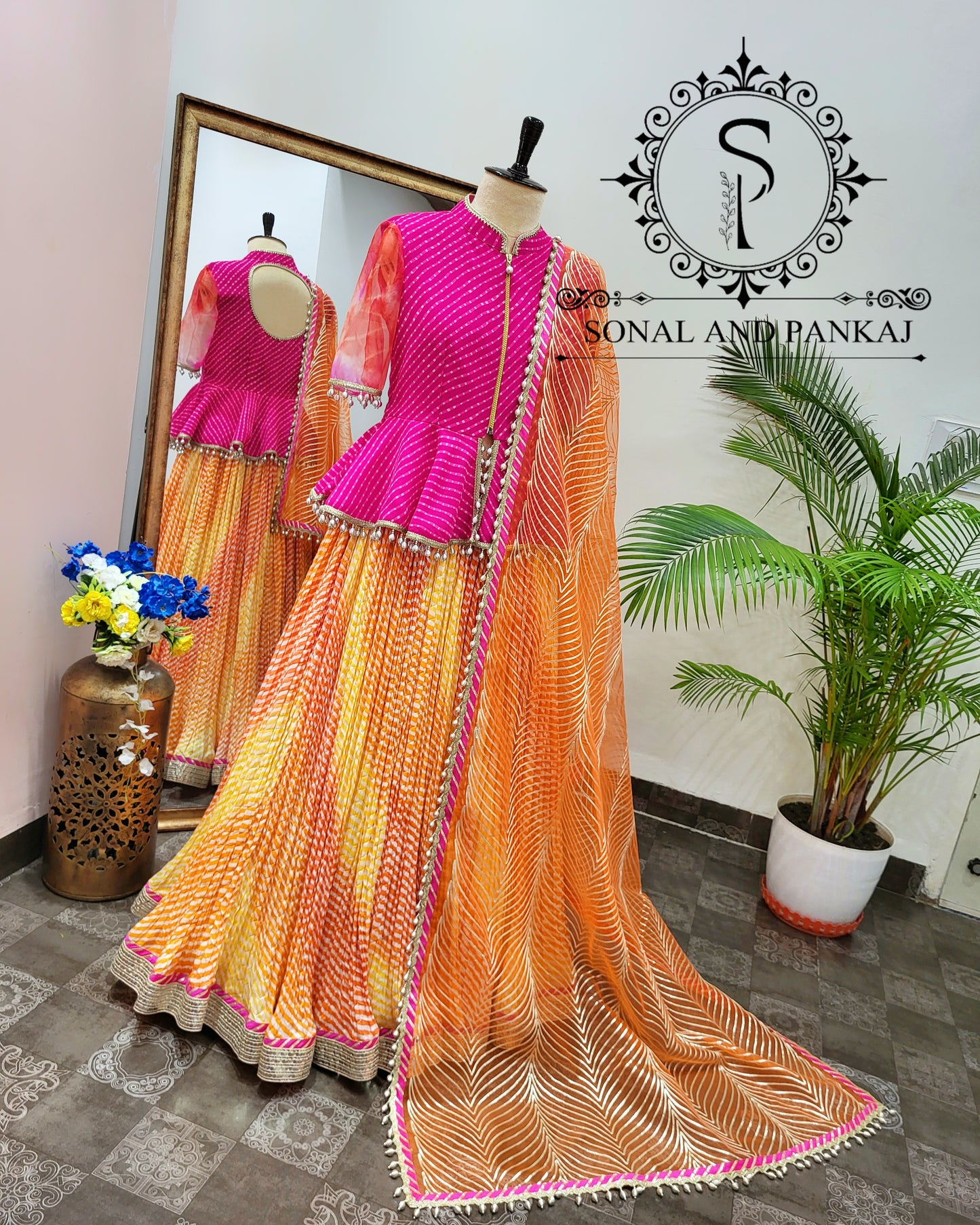 Blouse Bandhej faite à la main avec organza Duppatta et Chandri Jaal Lehenga - LH01202