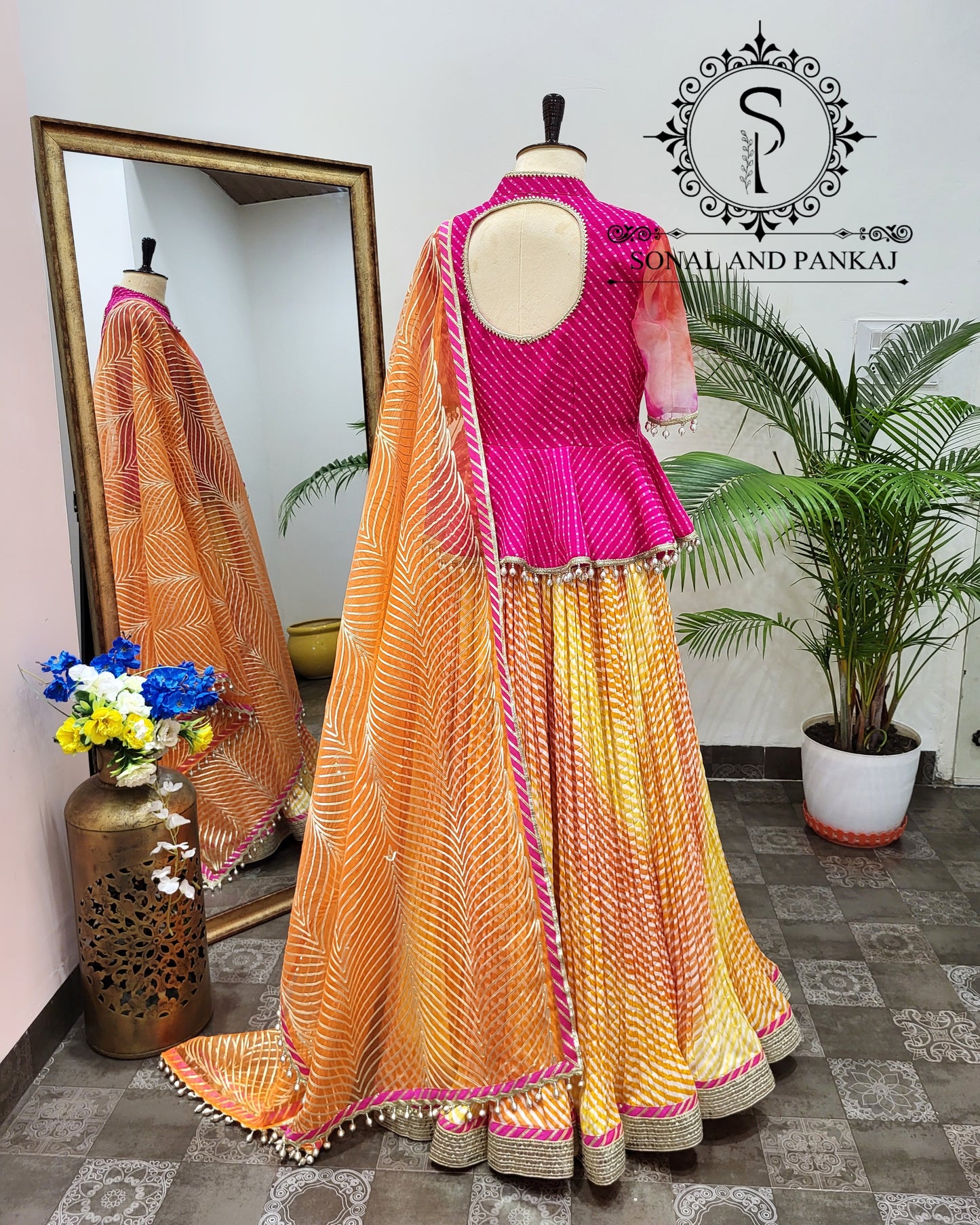 Blouse Bandhej faite à la main avec organza Duppatta et Chandri Jaal Lehenga - LH01202