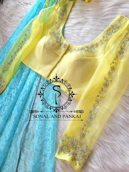 Blouse jaune brodée à la main en organza avec sari floral en dentelle - SA01067