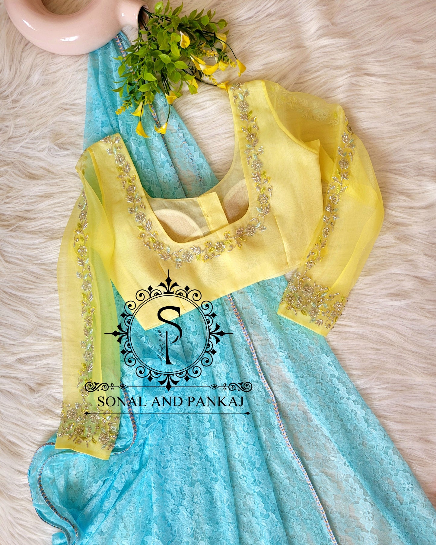 Blouse jaune brodée à la main en organza avec sari floral en dentelle - SA01067