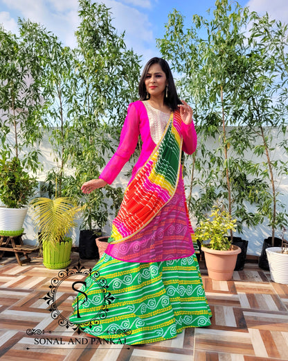 Kurti drapé rose Rani avec Bandhani Lehenga vert - IW01161