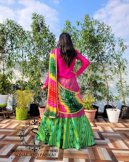 Kurti drapé rose Rani avec Bandhani Lehenga vert - IW01161
