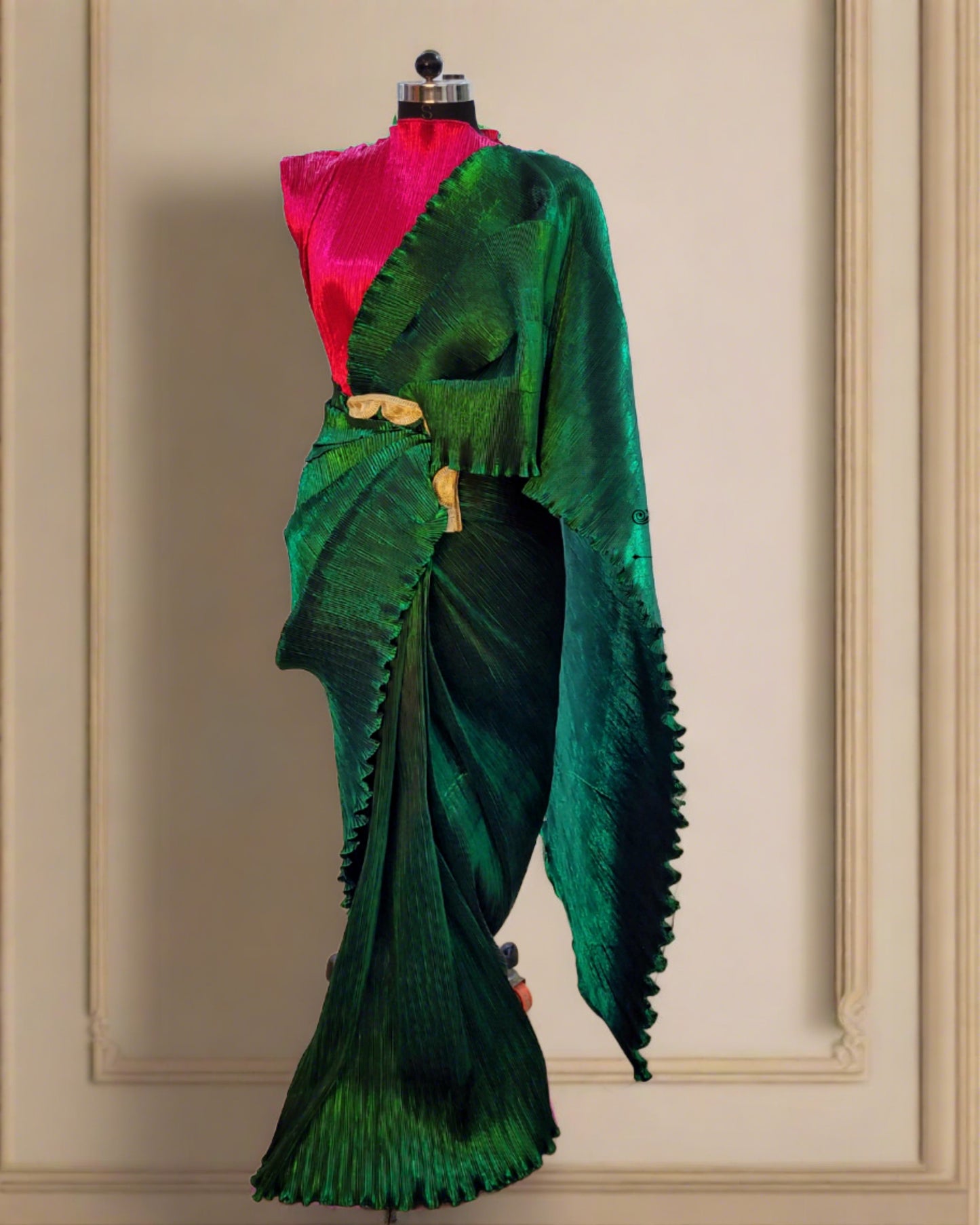 Haut rose magenta plissé métallique et drapé plissé vert bouteille prêt à porter sari - RTW01297