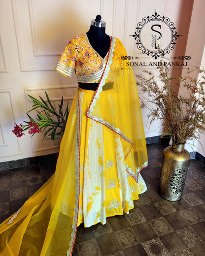 Chemisier Patola jaune de style Sabhyasachi avec belle Duppatta et Kalidaar Lehenga - LH01201