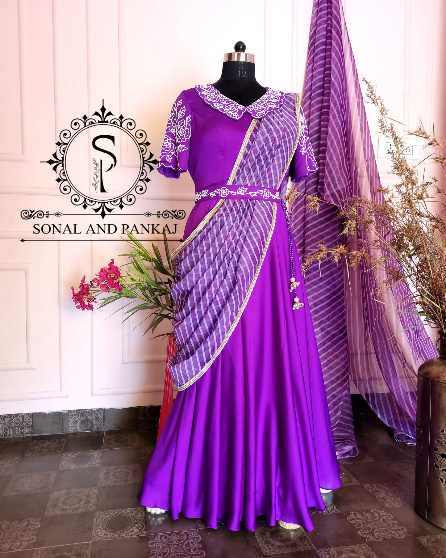 Saree de robe prêt-à-porter brodé à la main violet - SA01206