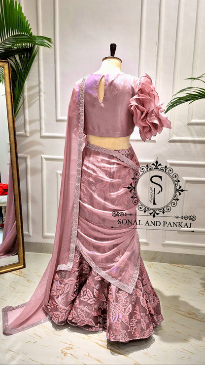 Chemisier de style veste brodée de paon 3D avec sari à volants prêt à porter - SA00727