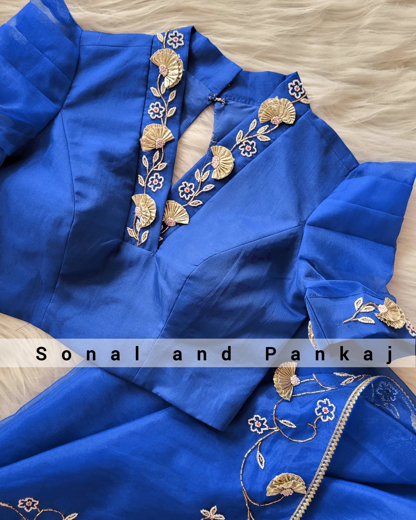 Chemisier et sari de créateur en organza bleu encre brodé à la main - SA01170