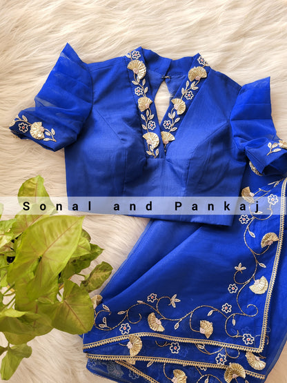 Chemisier et sari de créateur en organza bleu encre brodé à la main - SA01170