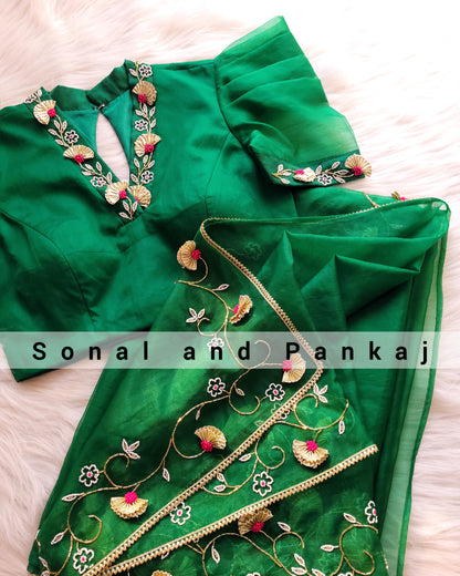 Chemisier et sari de créateur en organza vert bouteille brodé à la main - SA01269