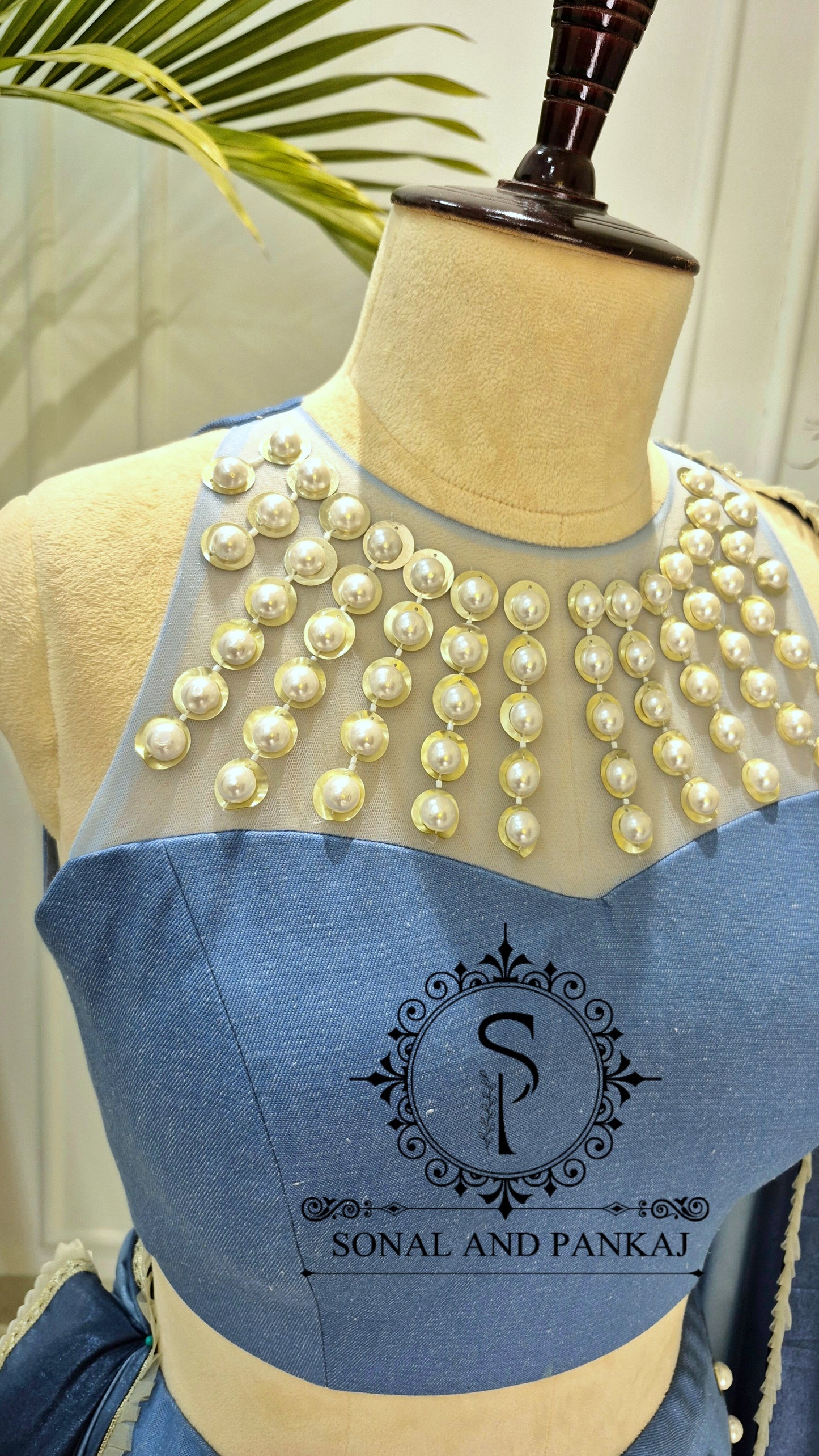 Chemisier de style veste brodée de paon 3D avec sari à volants prêt à porter - SA00727