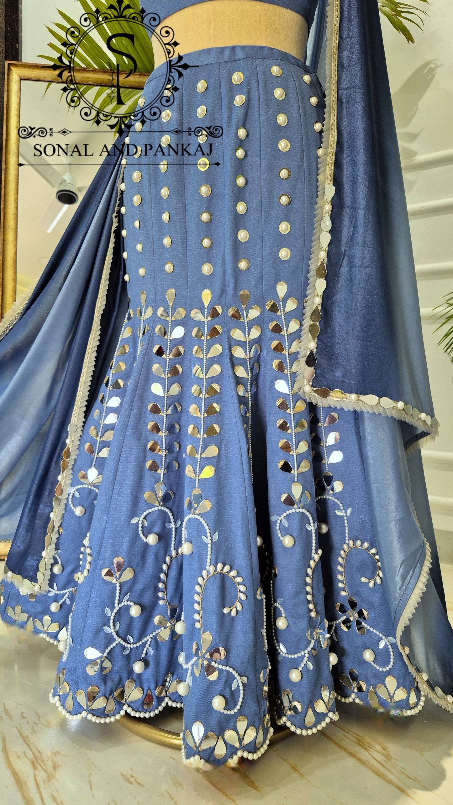 Chemisier de style veste brodée de paon 3D avec sari à volants prêt à porter - SA00727