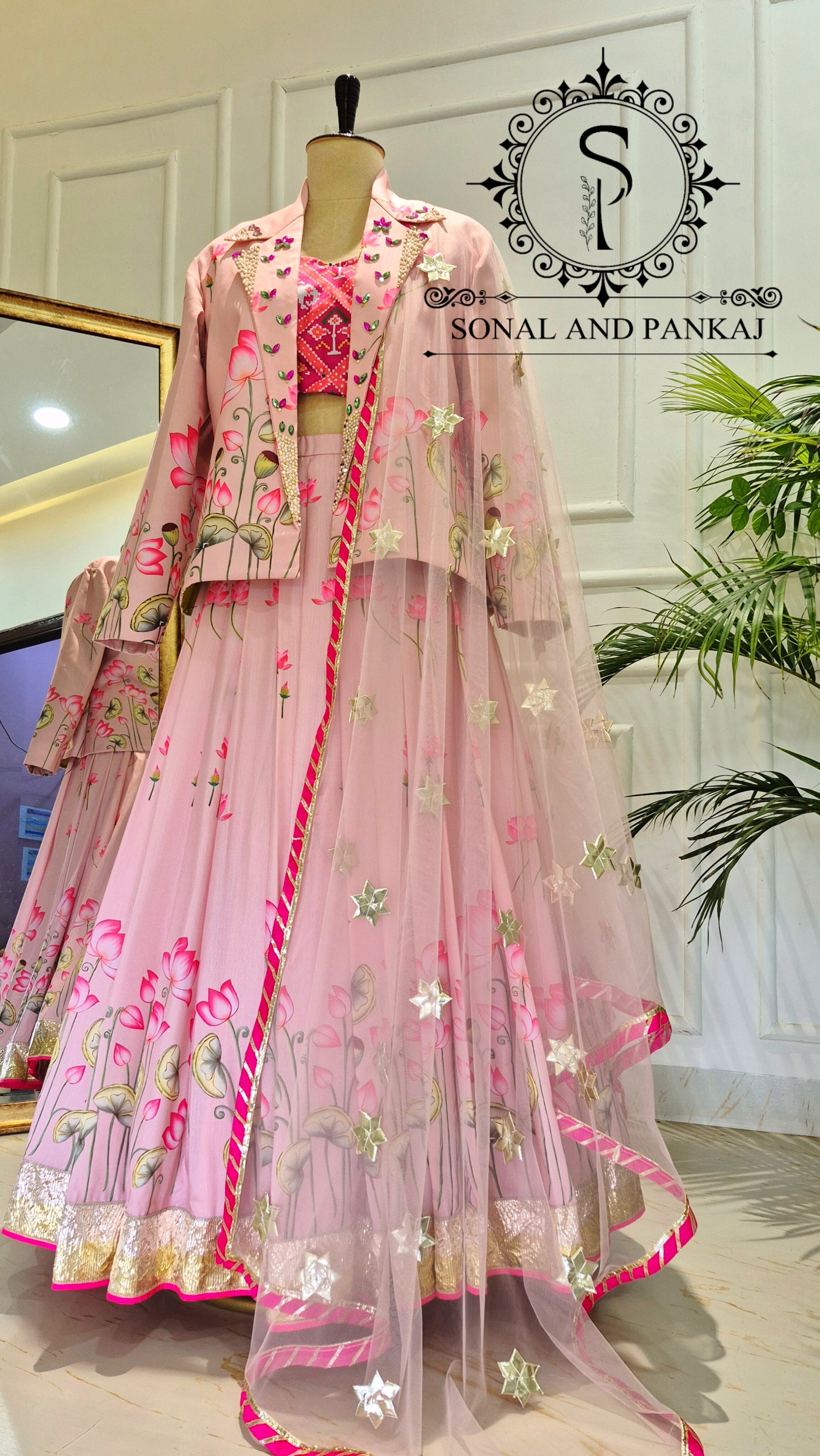 Blouse Bandhej faite à la main avec organza Duppatta et Chandri Jaal Lehenga - LH01202