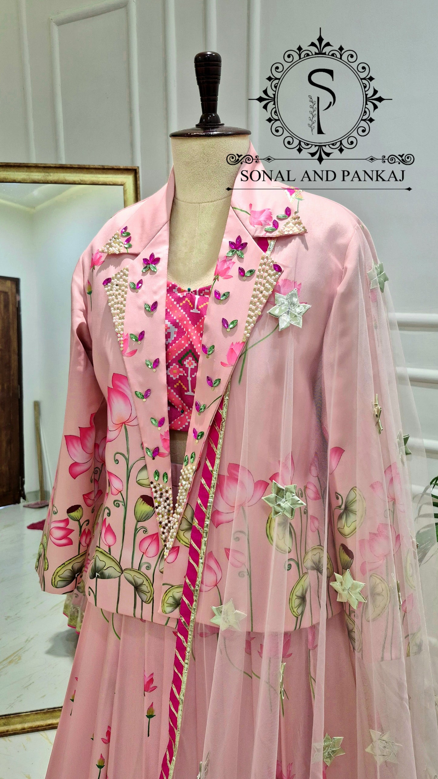 Blouse Bandhej faite à la main avec organza Duppatta et Chandri Jaal Lehenga - LH01202
