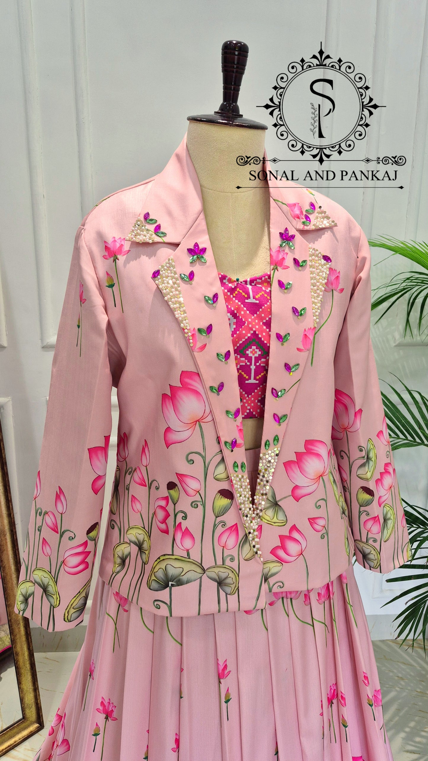Blouse Bandhej faite à la main avec organza Duppatta et Chandri Jaal Lehenga - LH01202