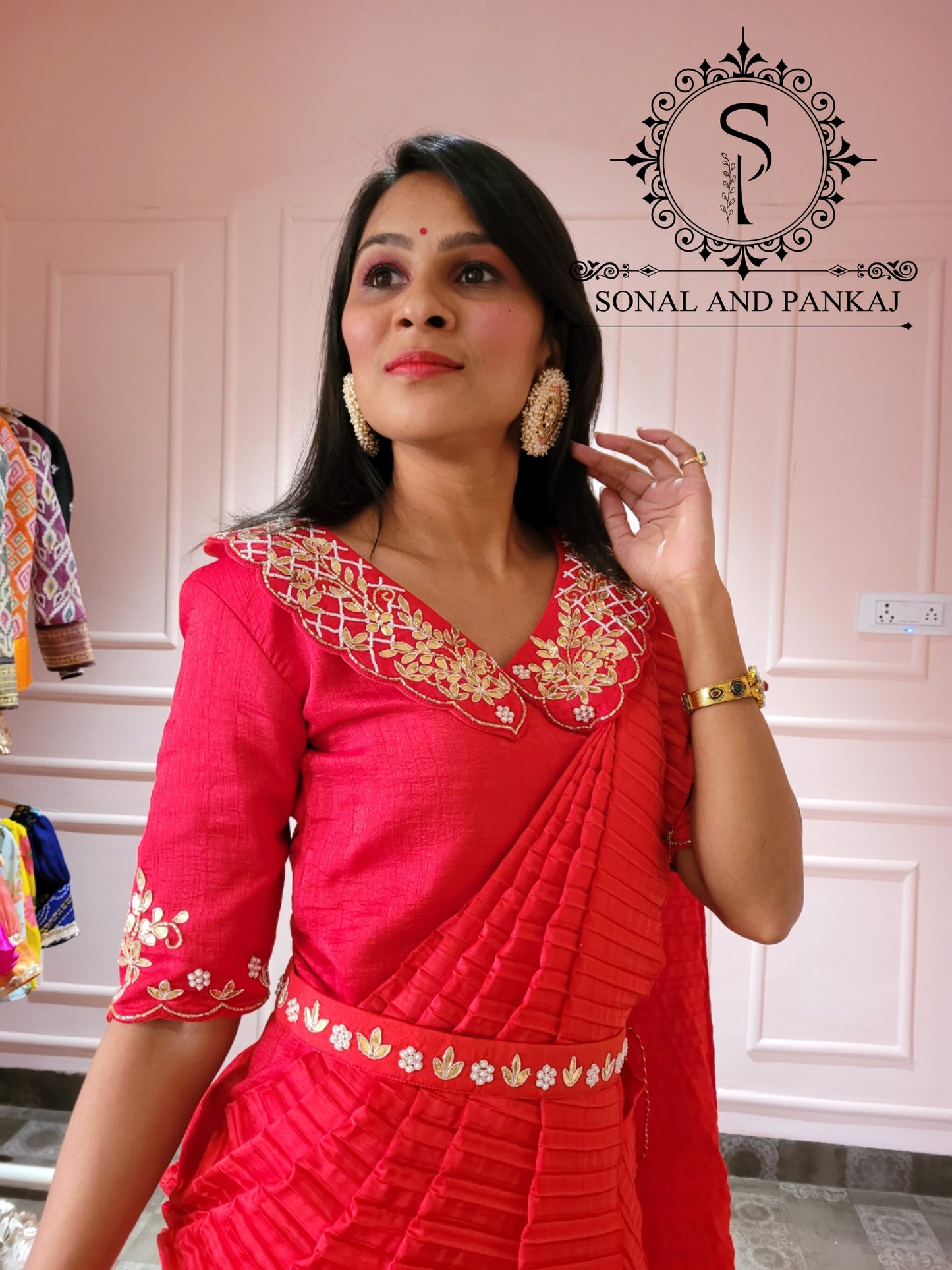 Saree de robe Pallu écrasé rouge prêt à porter - SA00977