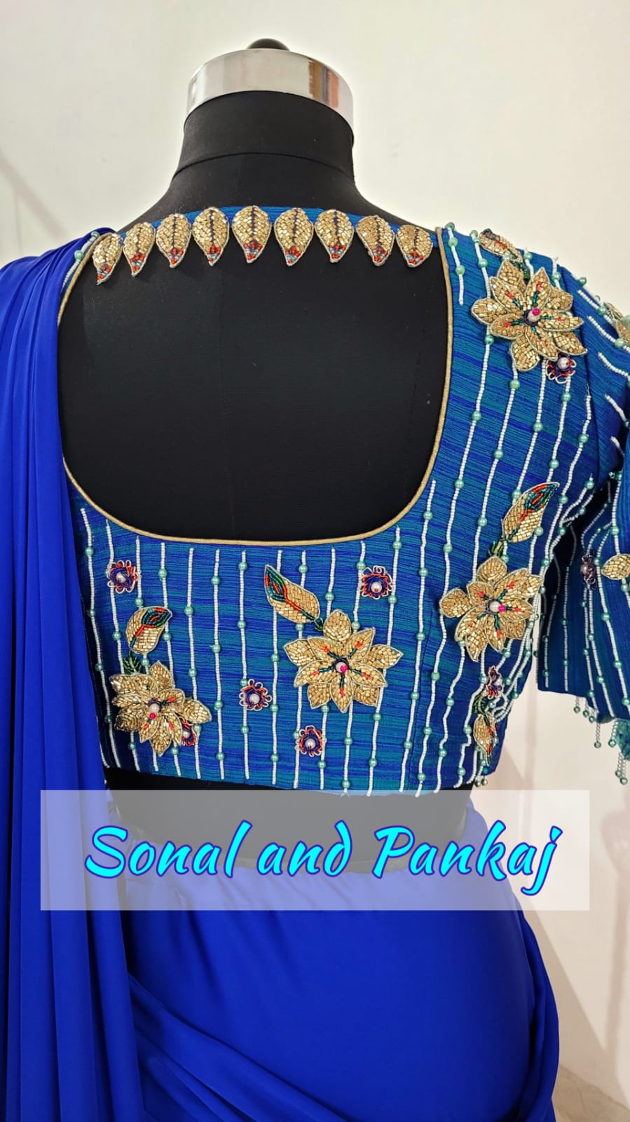 Chemisier de style veste brodée de paon 3D avec sari à volants prêt à porter - SA00727