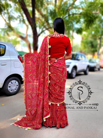 Sari imprimé bandhani rouge prêt à porter avec chemisier brodé à la main - SA00806