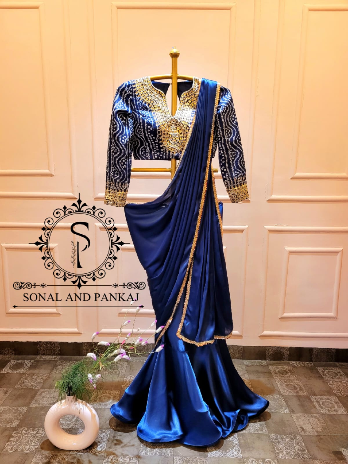 Blouse Bandhani bleu marine avec sari prêt à draper - SA00942