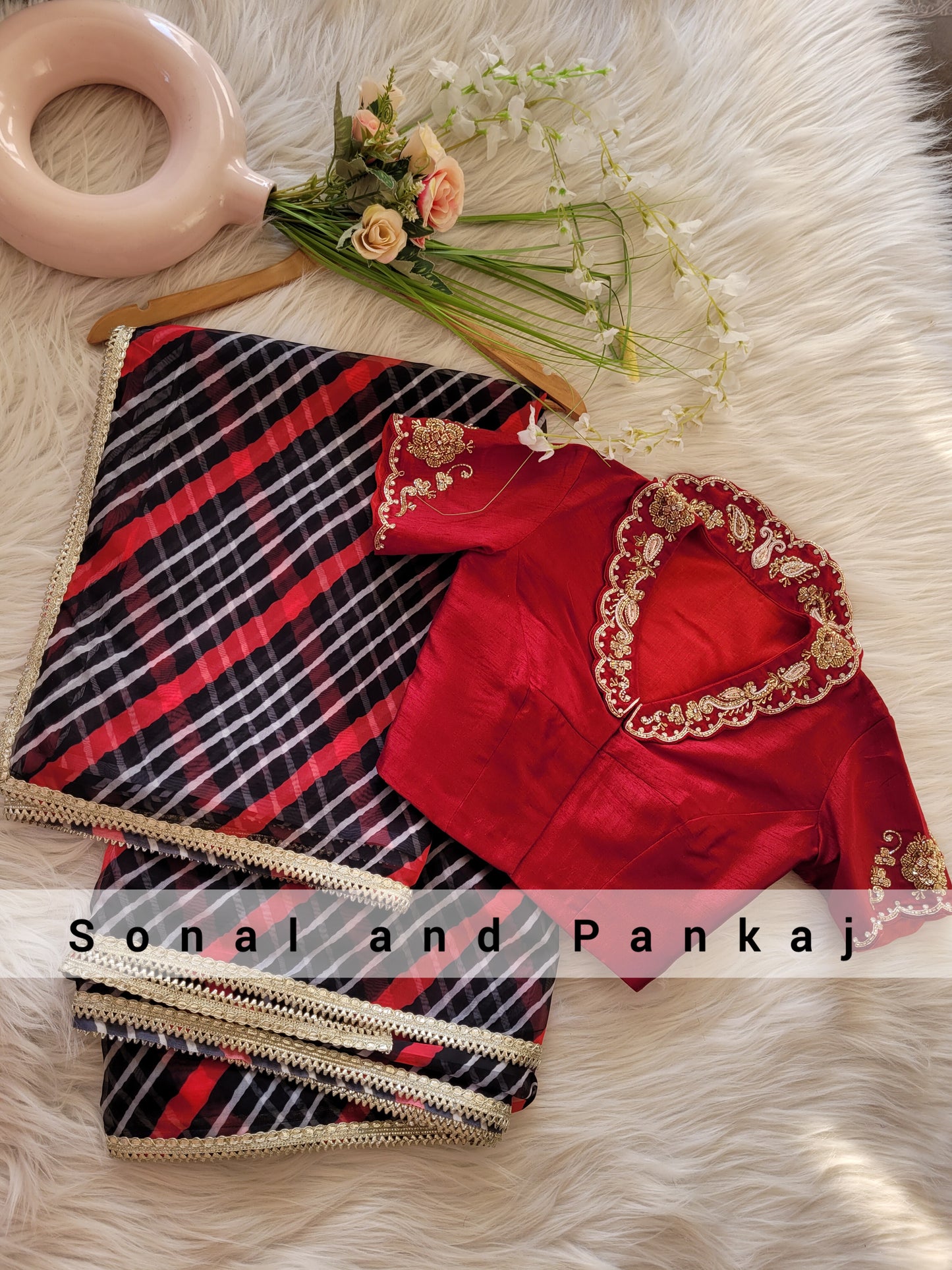 Saree Leheriya noir et rouge avec chemisier brodé à la main rouge - SA00971